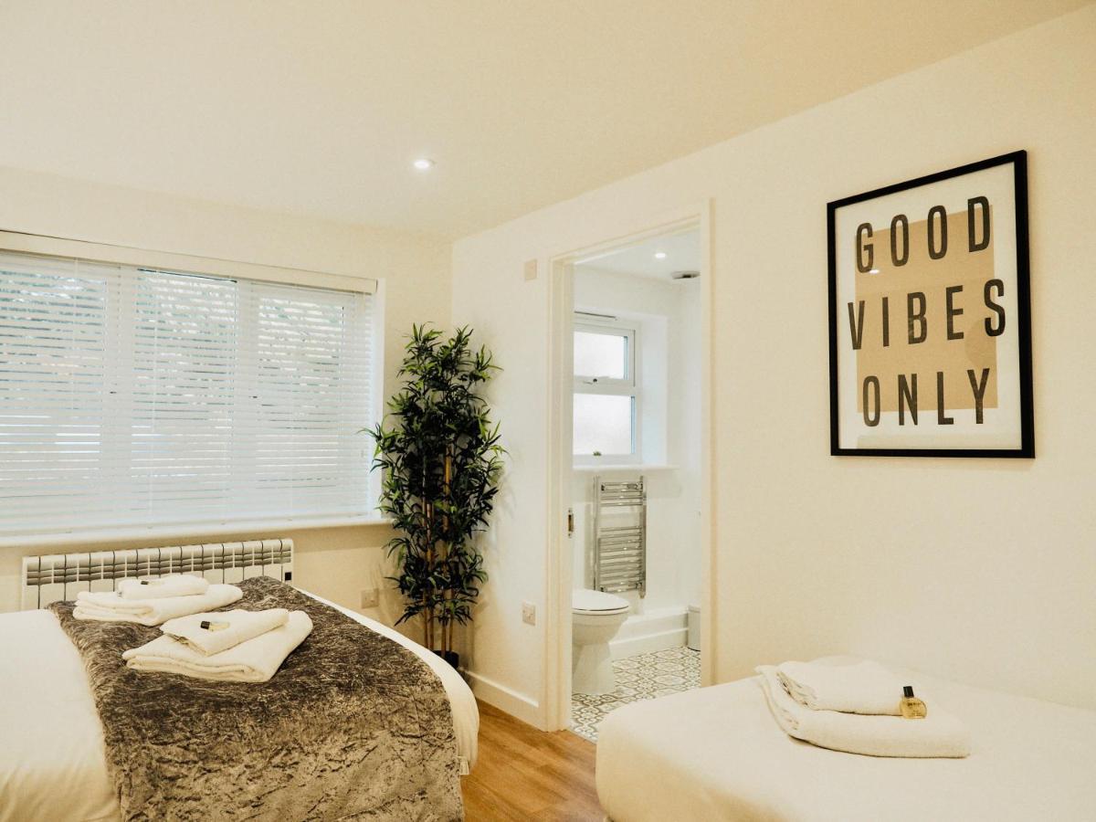 Private Parking Stylish Great Location Apartment Guildford Exterior photo