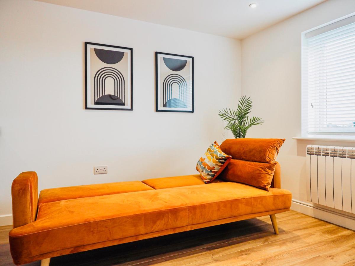 Private Parking Stylish Great Location Apartment Guildford Exterior photo